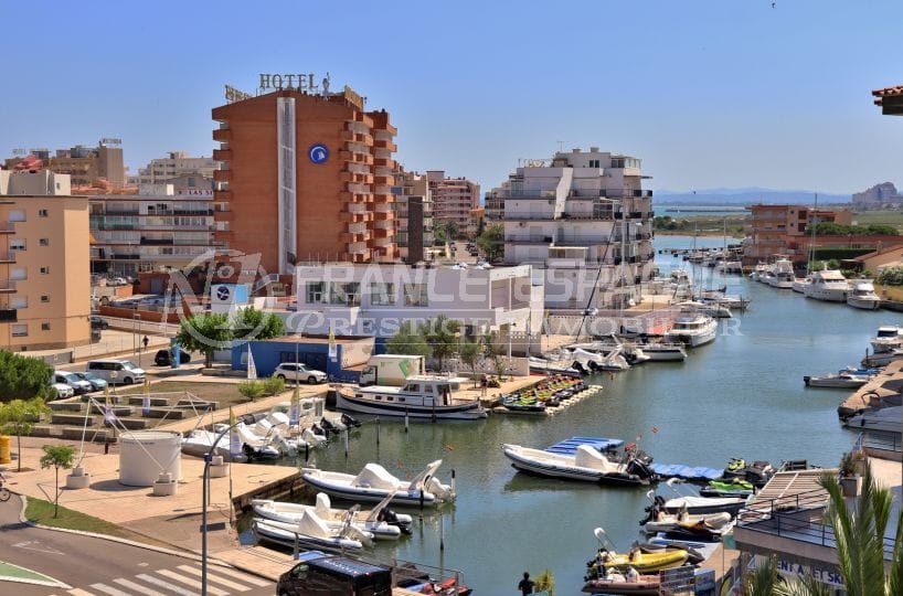 immo rosas: appartement rénové, vue sur la marina, piscine et parking, plage à 500 m