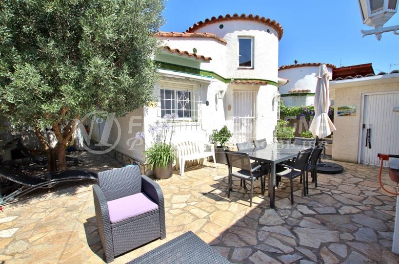 immobilier empuria brava: villa avec appartement indépendant, proche plage et commerces