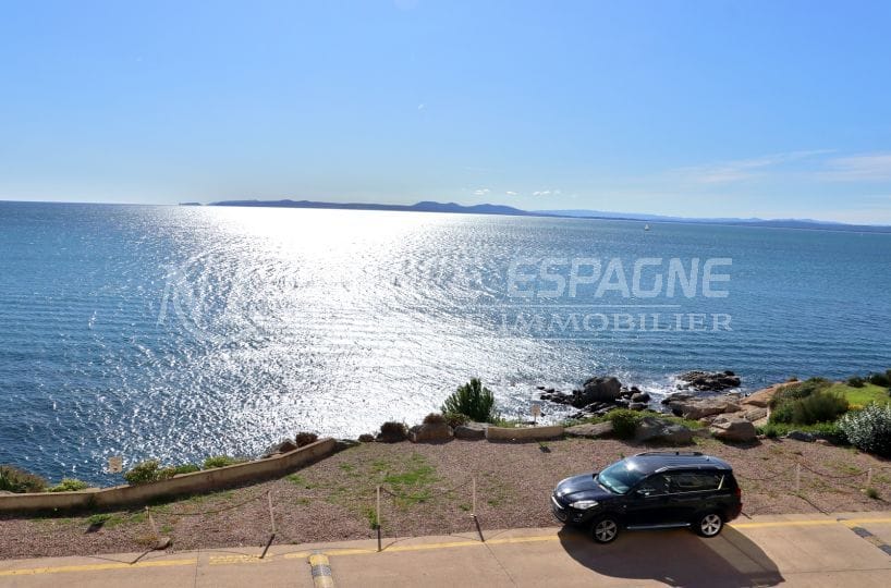 immobilier rosas: appartement avec terrasse vue mer, sur chemin de ronde, proche plage