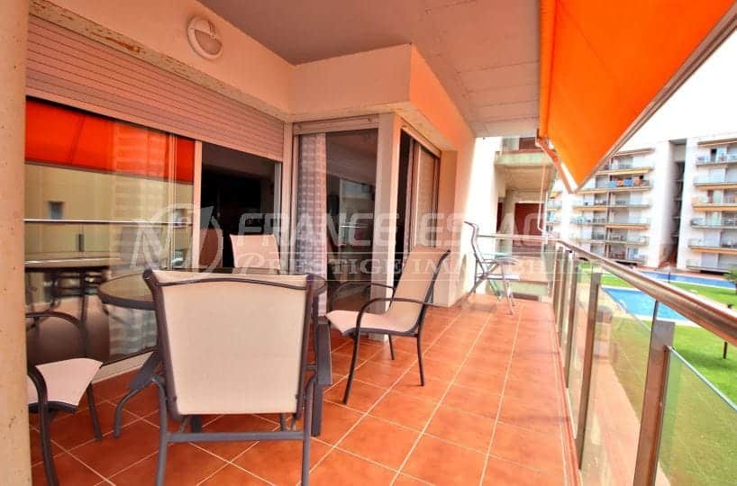 immobilier rosas: appartement dans résidence avec piscine, parking & cave privés