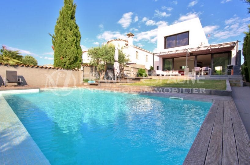 immobilier empuria brava: villa contemporaine avec piscine, garage et amarre, proche plage