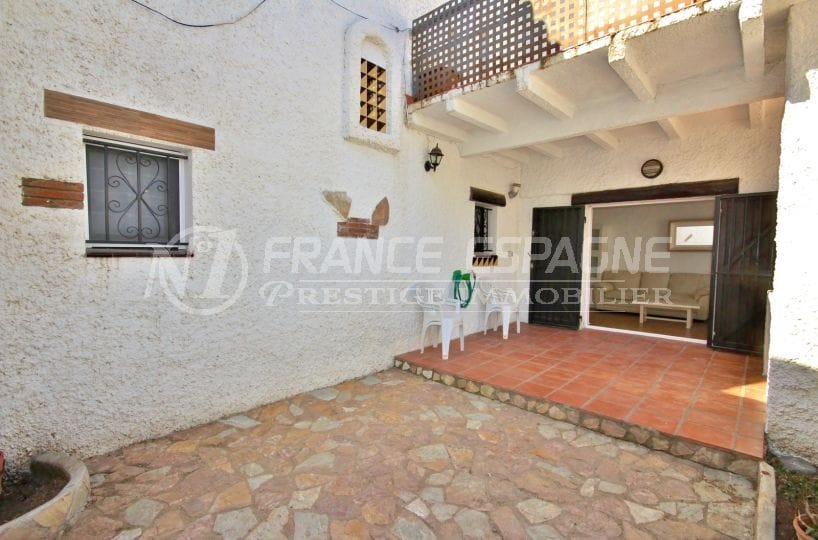 immobilier rosas: villa dans résidence avec piscine communautaire et parking privé