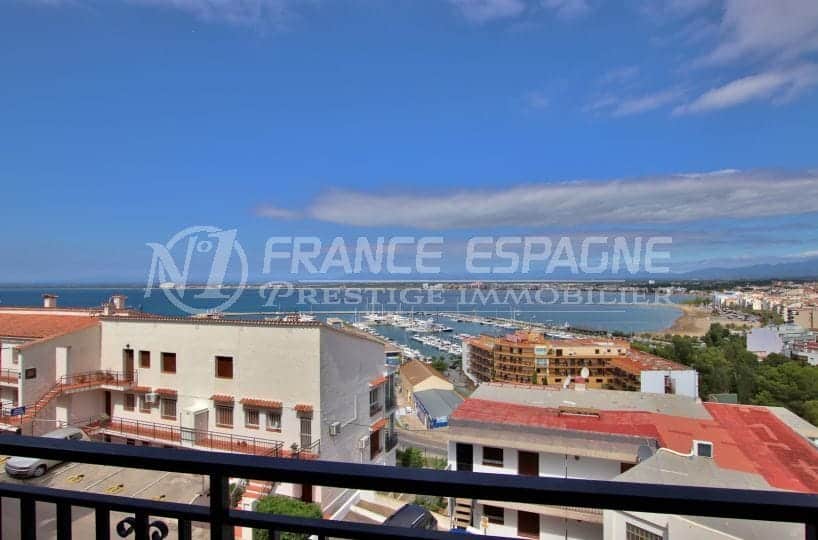 appartement a vendre a rosas: appartement rénové, vue mer et montagnes, parking privé, plage à 400 m