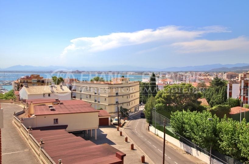roses espagne: appartement vue mer et port de plaisance, parking privé, plage à 300 m