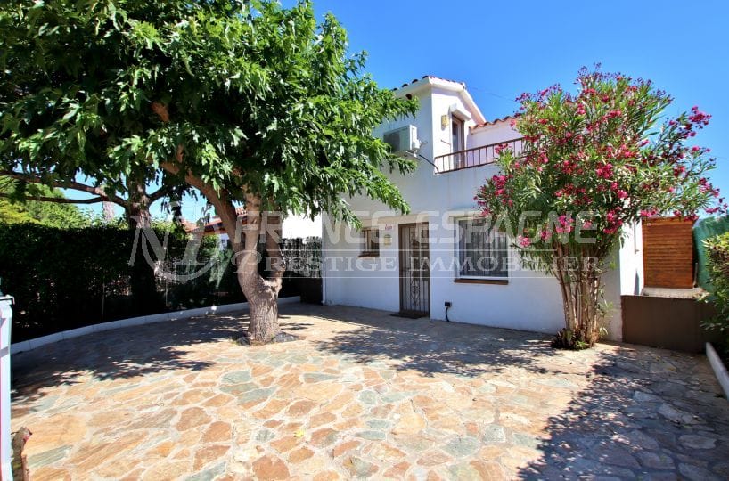 immobilier rosas: villa rrénivée, possibilité piscine, proche plage, parking cour
