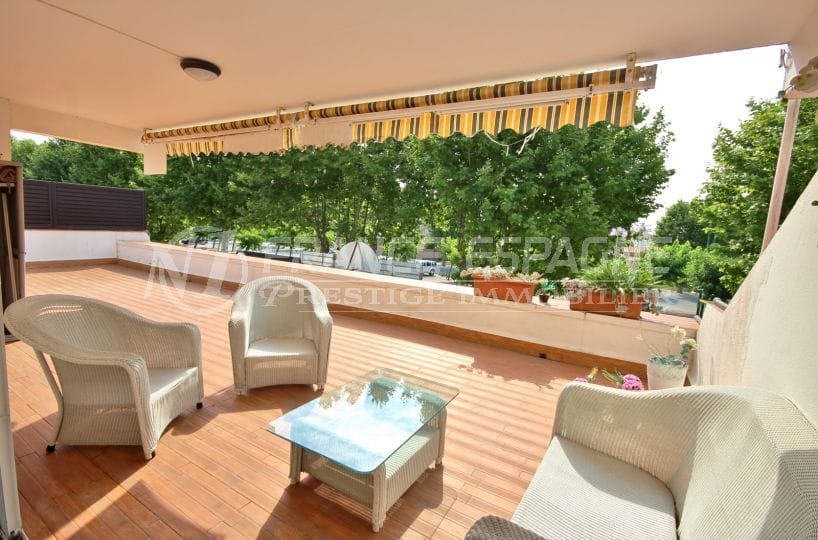 agences immobilières empuriabrava: appartement avec grande terrasse, parking, au pied des commerces