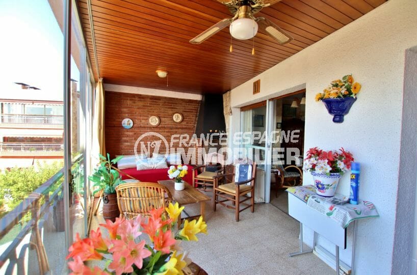 appartement a vendre rosas, proche plage, première terrasse de 25 m² coin détente aménagé