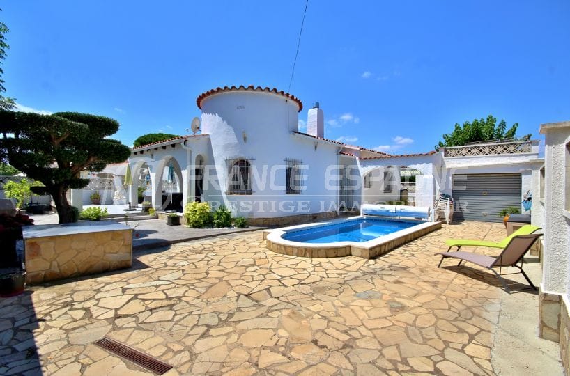 agences immobilières empuriabrava: villa secteur prisé avec piscine et garage