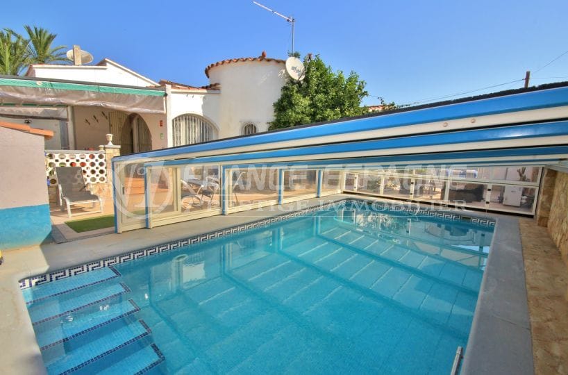 maison a vendre espagne costa brava: villa plain-pied avec piscine couverte et garage, proche plage
