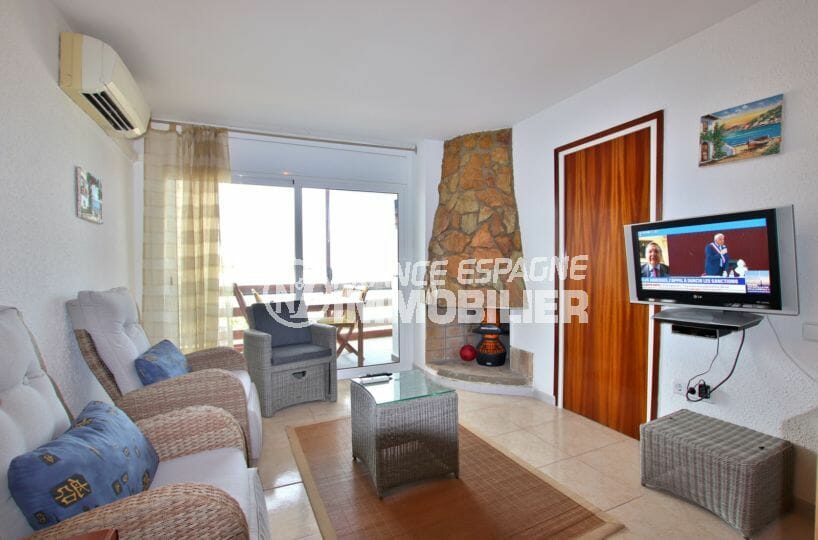 immo roses: appartement 45 m², salon / séjour avec accès à la terrasse véranda de 11 m²