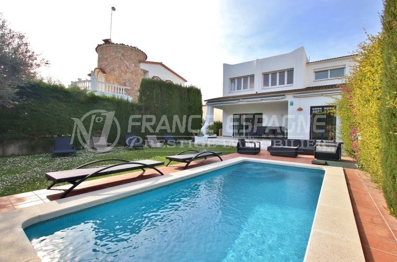 agences immobilières empuriabrava: villa avec amarre de 12 m, vue canal, piscine et garage