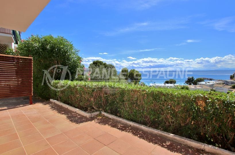immo roses: appartement dans secteur prisé, parking, vue mer, plage à 600 m