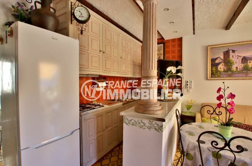 appartement a vendre costa brava, 47 m², cuisine américaine équipée avec des rangements