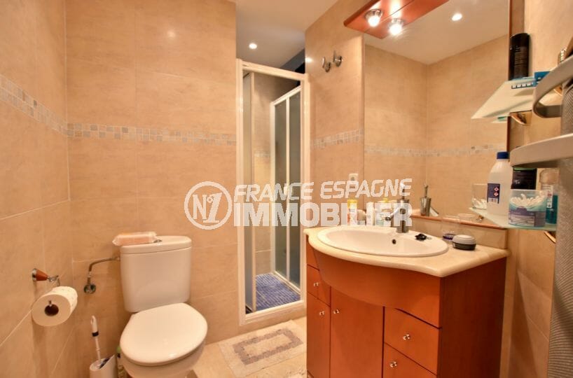 vente appartement rosas espagne, 45 m², salle d'eau avec cabine de douche, vasque et wc