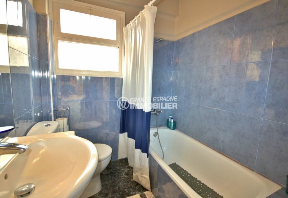 immo empuria: appartement 72 m², salle de bains avec baignoire, vasque et wc