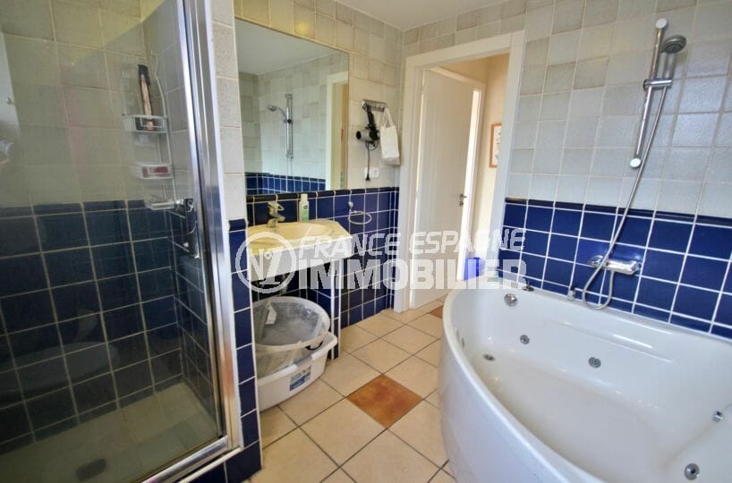 vente maison empuriabrava avec amarre, 170 m², 1ère salle de bains avec baignoire d'angle et cabine de douche