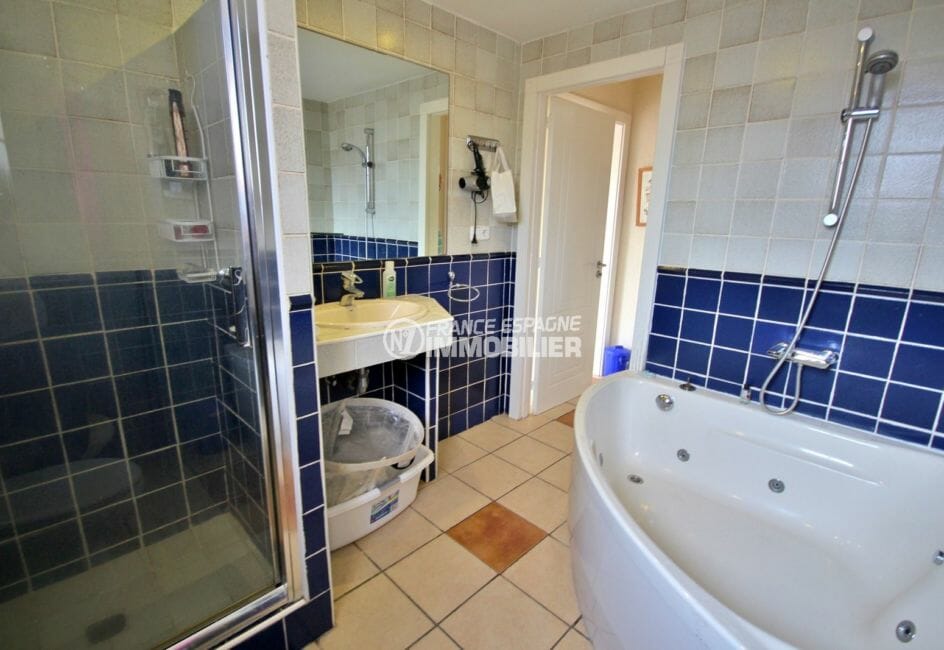 vente maison empuriabrava avec amarre, 170 m², 1ère salle de bains avec baignoire d'angle et cabine de douche