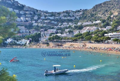 PLage de Canyelles Petites à Rosas, à 60 km de la frontière française