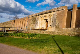 Ciutadella de Roses / Citadelle de Rosas de la Renaissance avec les ruines d'une ancienne colonie grecque et un monastère médiéval à l'intérieur