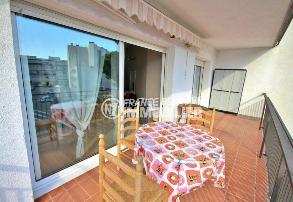immo roses: appartement 60 m², terrasse avec coin détente, petite vue canal