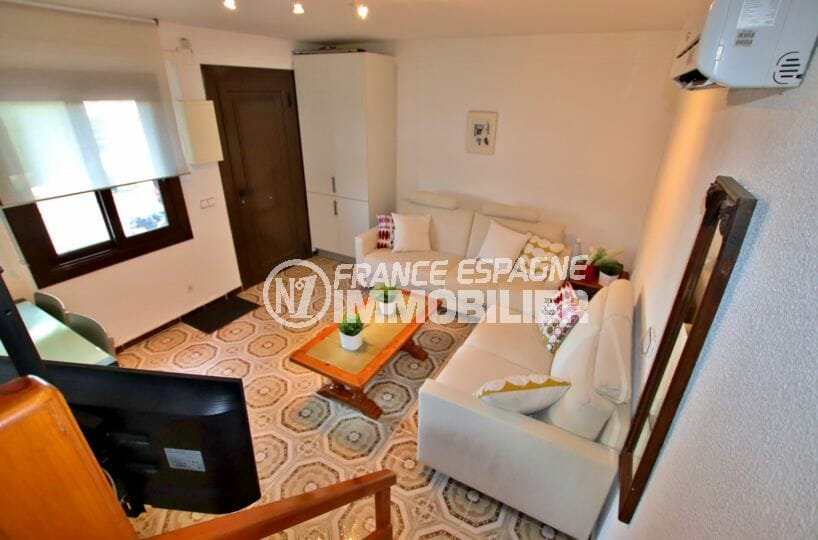 agence immobiliere empuriabrava: villa 60 m², salon / séjour avec rangements