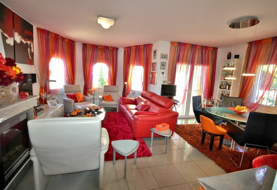 immobilier ampuriabrava: villa 165 m², salon / séjour avec jolie cheminée