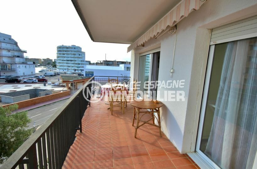 appartement à vendre à rosas espagne, 60 m², terrasse petite vue sur le canal accès salon