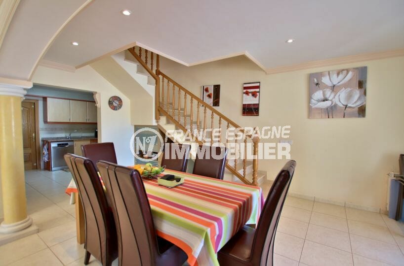 vente empuriabrava: villa 142 m², salon / séjour avec cuisine ouverte, vue sur les escaliers