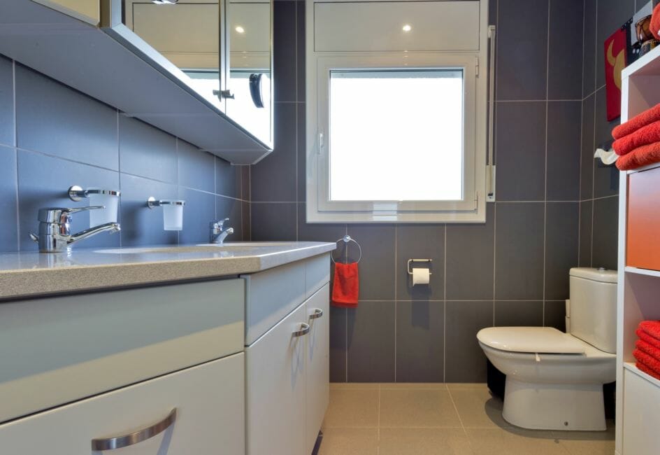 empuriabrava immobilier: villa 165 m², salle d'eau avec double vasque, wc et rangements