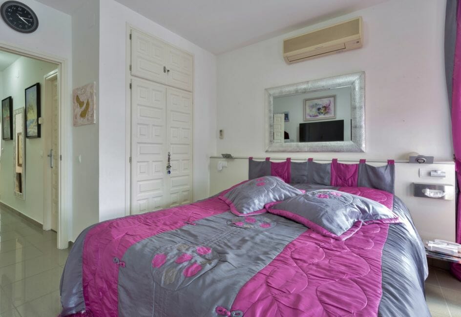 agence immobilière costa brava: villa 165 m², deuxième chambre avec lit double et placards