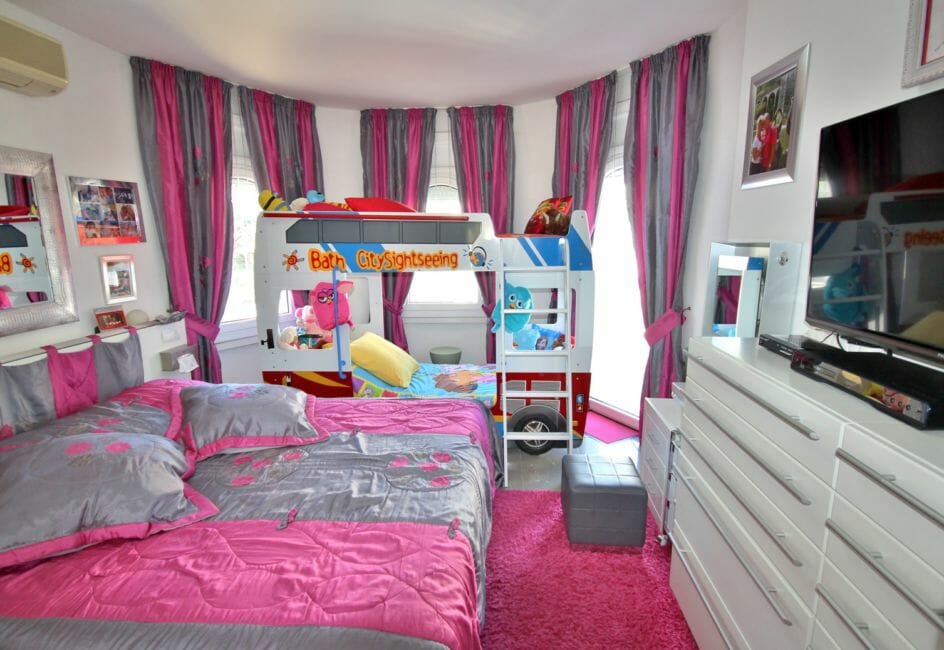 agence immobiliere costa brava: villa 165 m², deuxième chambre avec lit double et lit enfant