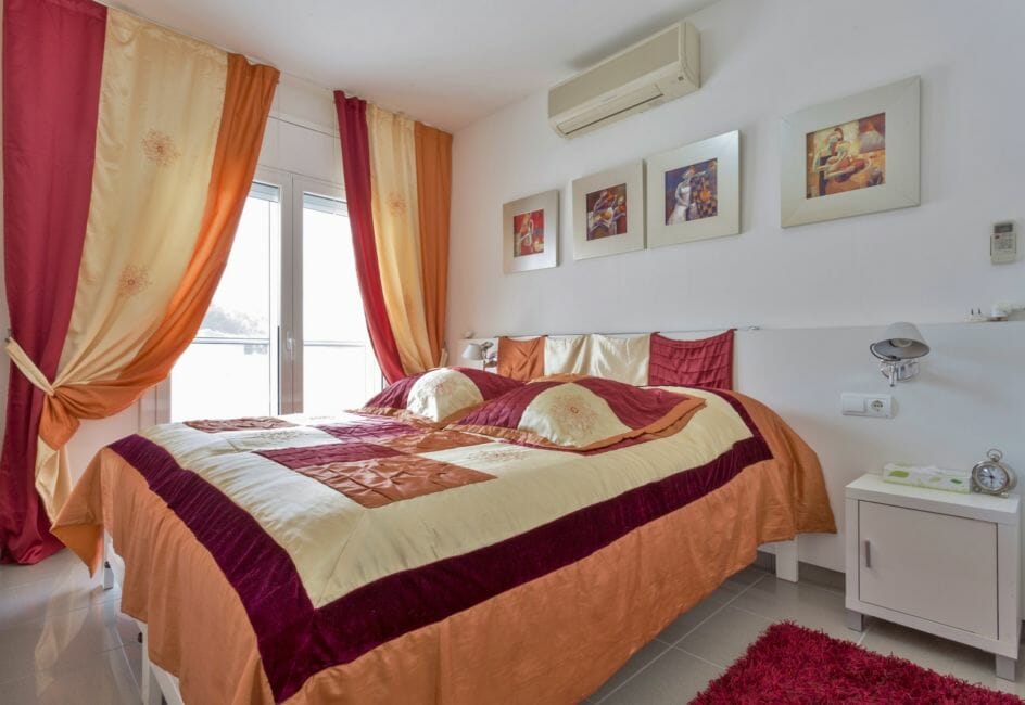 agence immobiliere empuriabrava espagne: villa 165 m², troisième chambre lumineuse avec lit double