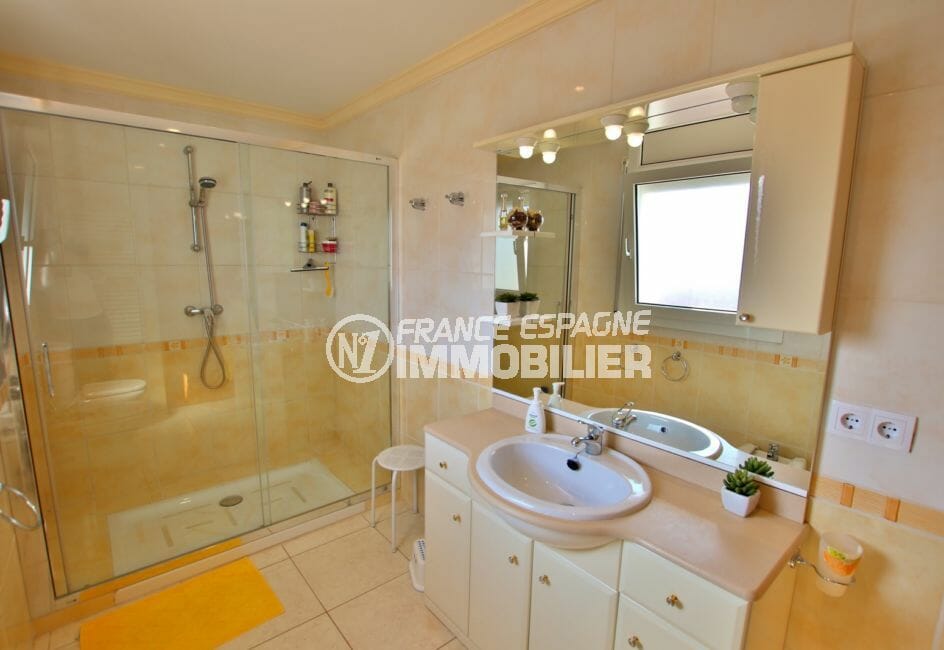 vente immobilier costa brava: villa 142 m² salle d'eau avec douche, vasque et wc