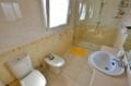 vente immobiliere costa brava: villa 142 m², salle d'eau avec douche, vasque, wc et bidet