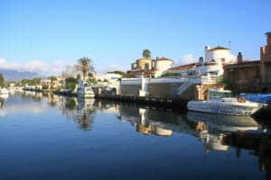 agence immobiliere empuriabrava espagne - numerosas villas con amarre en los canales