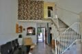 vente maison empuriabrava, secteur prisé, salon / séjour avec escaliers qui desservent l'étage
