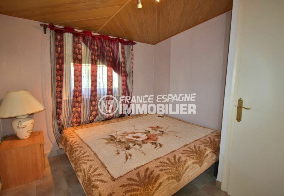 agence immobilière costa brava: villa 83 m², deuxième chambre avec lit double et rangements