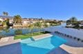 agences immobilières empuriabrava: villa 334 m², piscine avec vue canal