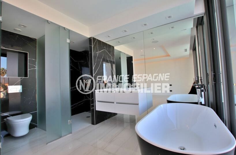 agence immobilière costa brava: villa 334 m², salle de bain avec douche, baignoire et wc