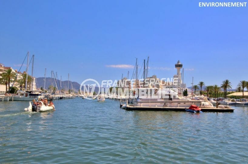port de plaisance marina d'empuriabrava avec ses beaux bateaux pour une promenade