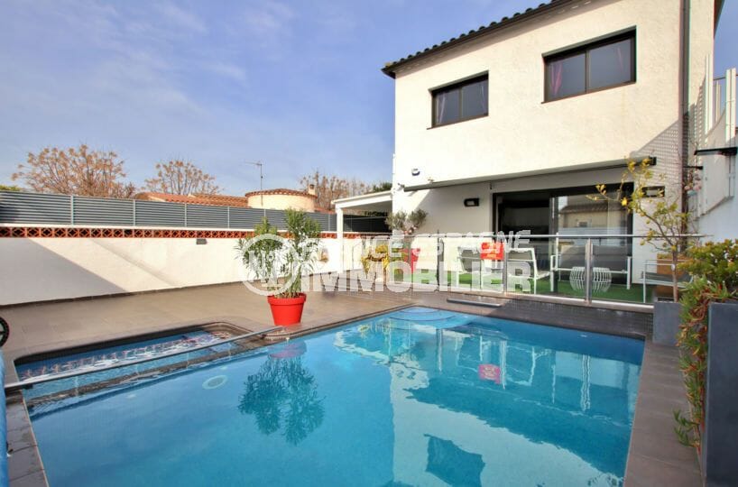 maison a vendre empuriabrava, ref.4078, aperçu de la piscine chauffée et de la terrasse
