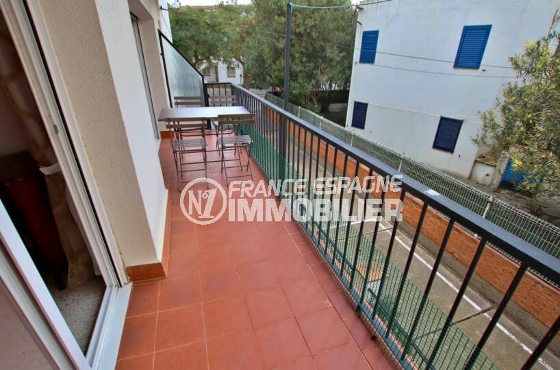 terrasse appartement roses, plage 100 m, 5 pièces 62 m², terrasse,  parking privé communautaire