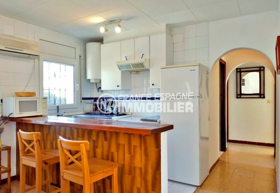 maison a vendre empuriabrava, terrain 234 m², cuisine avec plaques électriques et hottes