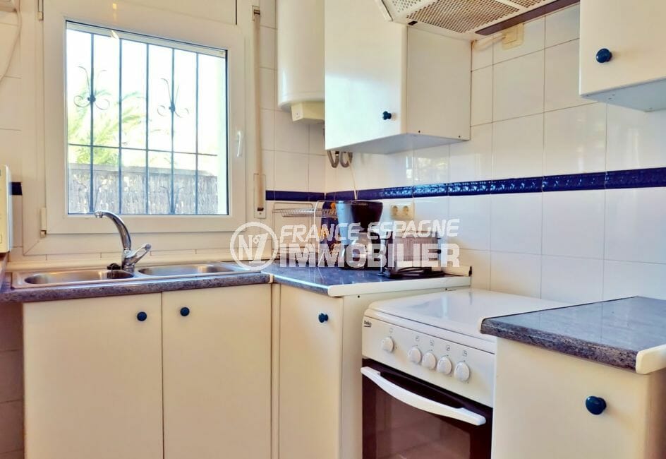 empuriabrava immobilier: villa 79 m², cuisine aménagée avec hotte et rangements