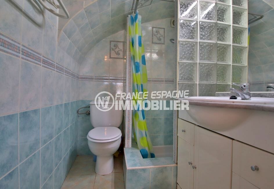 la costa brava: villa 72 m², belle salle d'eau moderne avec douche et wc
