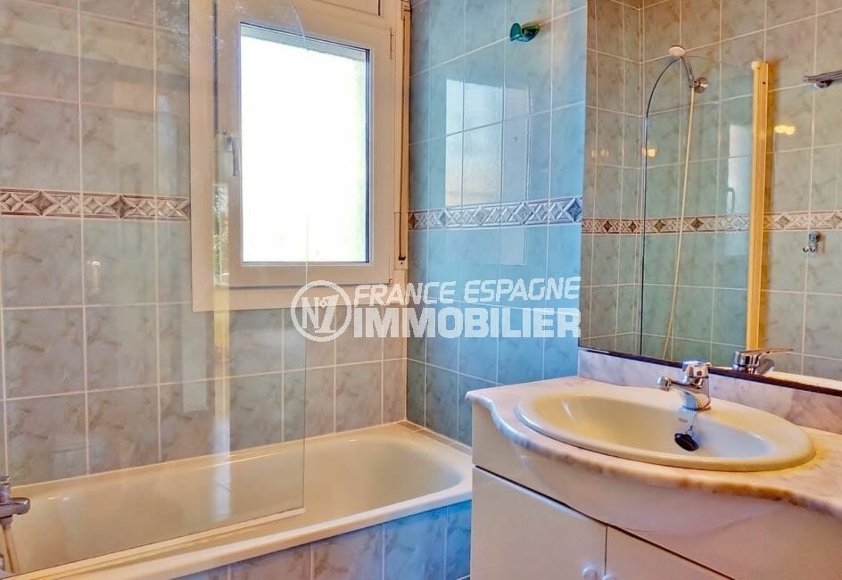 maison a vendre espagne, 79 m², salle de bains avec baignoire et meuble vasque