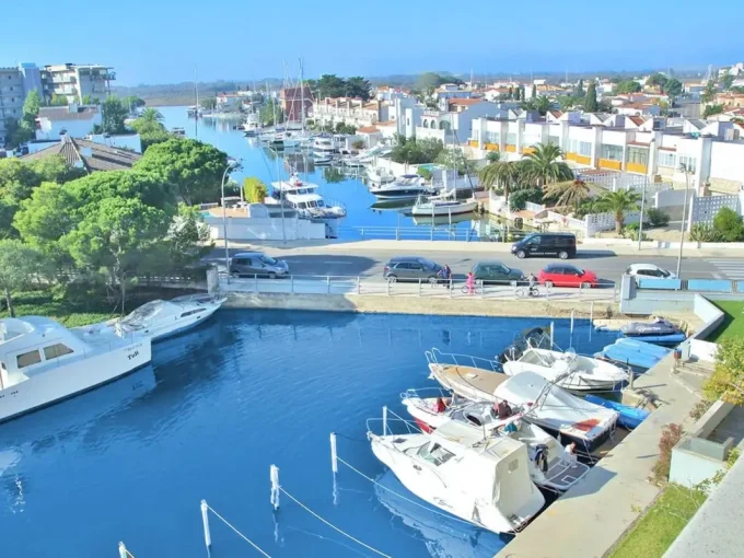 vente appartement rosas, 4 pièces 69 m² avec terrasse 13 m² et amarre privé de 9 m, vue canal, proche plage