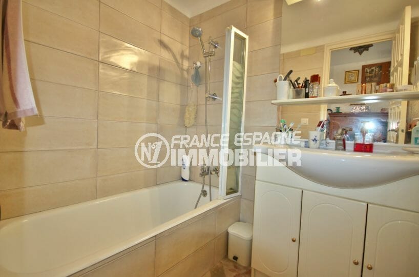 la costa brava: appartement 2 pièces 56 m², salle de bain moderne avec baignoire
