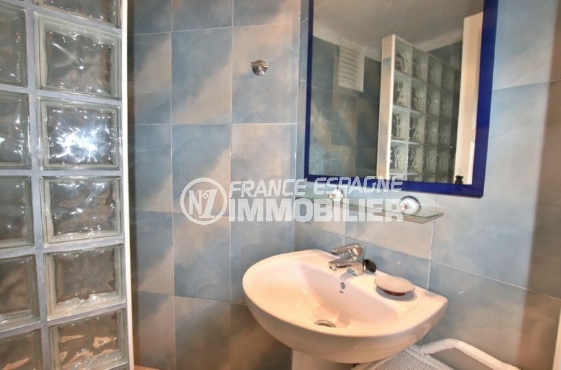 agence immobilière roses: appartement 72 m², salle d'eau avec douche