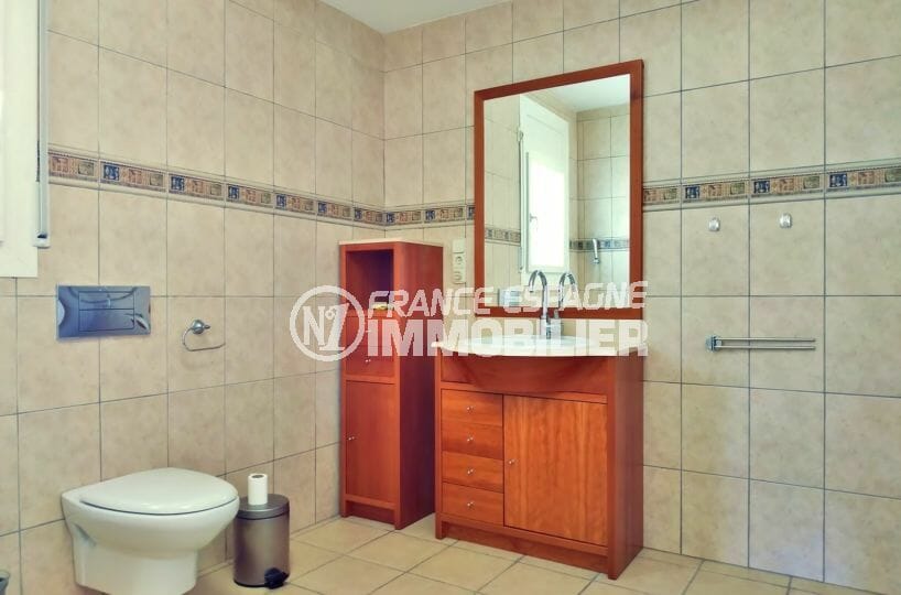 vente maison empuriabrava, villa 168 m², salle d'eau avec meubles de rangements, wc
